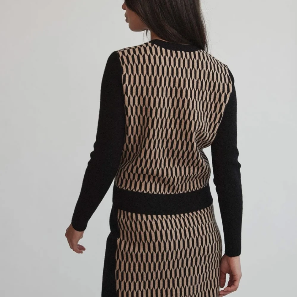 Sweater and pencil skirt - Picture 2 of 5